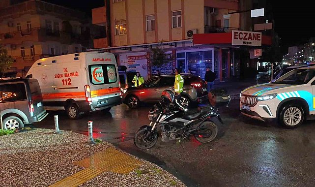Otomobil ile motosikletin çarpışma anı kamerada: 1 yaralı
