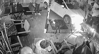 Otomobil kafeye daldı: 2 yaralı