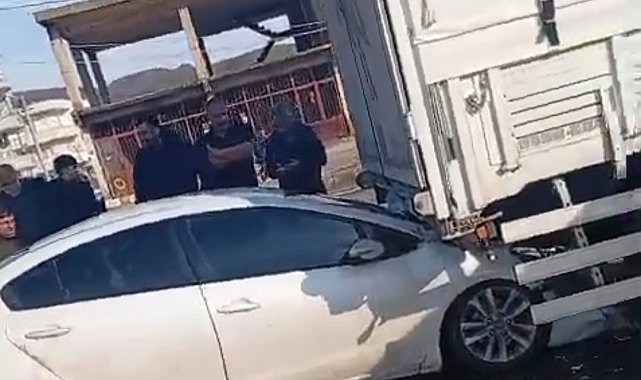 Otomobil kırmızı ışıkta bekleyen tıra çarptı, sürücü yaralandı