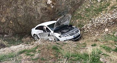 Otomobil park halindeki araca çarptıktan sonra şarampole uçtu: 2 yaralı