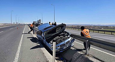 Otomobil refüje çarptı, araçta sıkışan sürücüyü itfaiye kurtardı