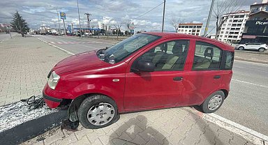 Otomobil refüje çıktı, sürücü kazayı yara almadan atlattı