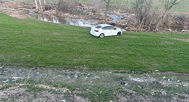 Otomobil tarlaya yuvarlandı: 2 yaralı