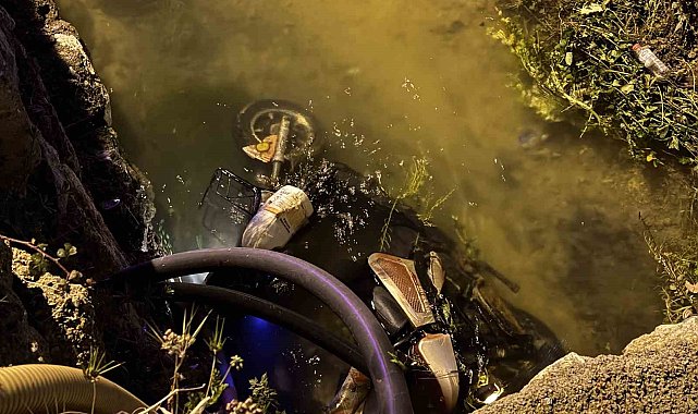 Otomobilin çarptığı elektrikli bisiklet kanala düştü: 1 ölü, 1 yaralı