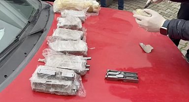 Otomobilin kapılarına zulalanmış cephanelik polis ekiplerince yakalandı