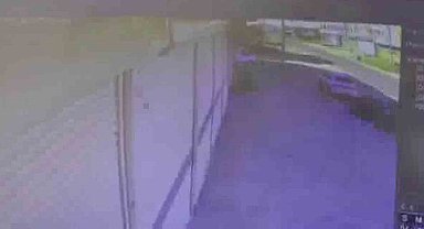 Otomobilin park halindeki aracı biçtiği kaza güvenlik kamerasında