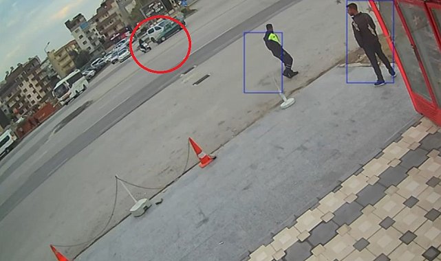 Otomobille çarpışan motosikletli havada takla attı