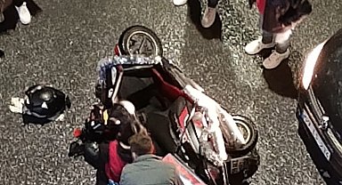 Otomobille çarpışan motosikletli kurye yaralandı