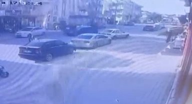 Otomobille çarpışan motosikletteki 2 kişi metrelerce savruldu: 3 yaralı