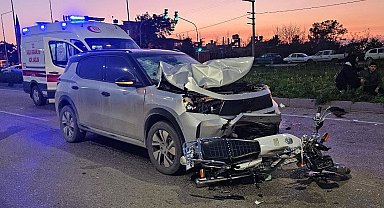 Otomobille çarpışan motosikletteki 2 kişi yaralandı