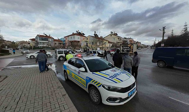 Otomobille hafif ticari araç çarpıştı: 1 yaralı