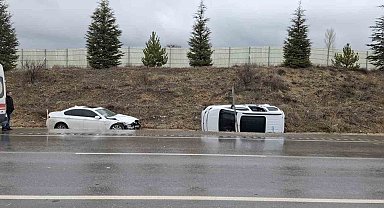 Otomobille hafif ticari aracın çarpıştığı kazada 6 kişi yaralandı