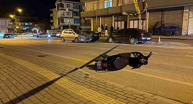 Otomobille motosiklet çarpıştı: 1 ağır yaralı