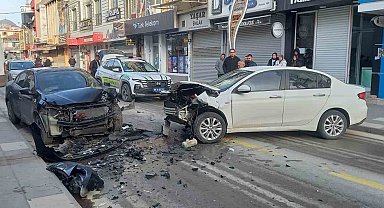 Otomobiller kafa kafaya çarpıştı, 1 yaralı