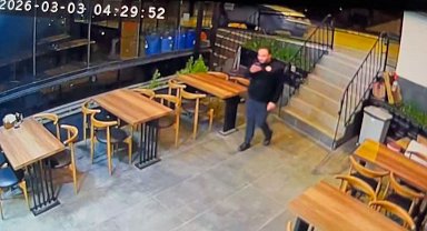 Park ettiği otomobil bir anda geri kaçtı, direğe çarparak durabildi