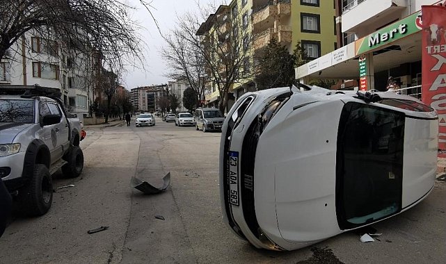 Park halindeki araca çarpan otomobil devrildi