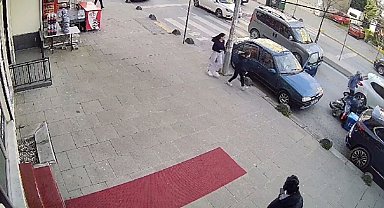 Park halindeki aracın kapısını açtı, motosikletli kurye çarptı