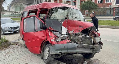 Park halindeki kamyonete çarpan minibüs kağıt gibi ezildi