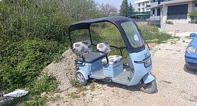 Park halindeki otomobil yola çıkarken elektrikli bisiklete çarptı