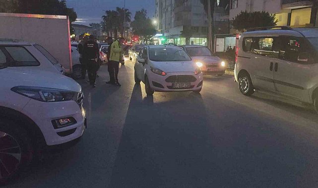 Park halindeki otomobilin açılan kapısına çarpan motosikletli yaralandı
