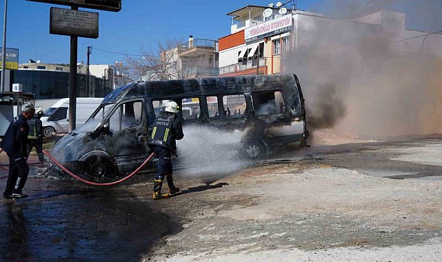 Park halindeki servis ve otomobil alev alev yandı, araç sahibi kriz geçirdi