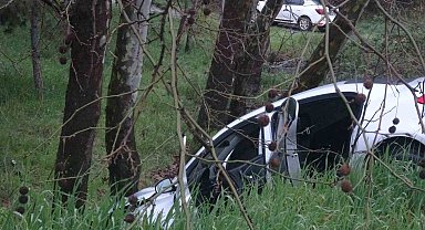 Pendik'te virajı alamayan sürücü ağaca çarptı