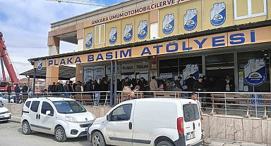 Plakasının yazı sitili standartlara aykırı olan sürücüler ceza yememek için plaka basım atölyesinde uzun kuyruklar oluşturdu