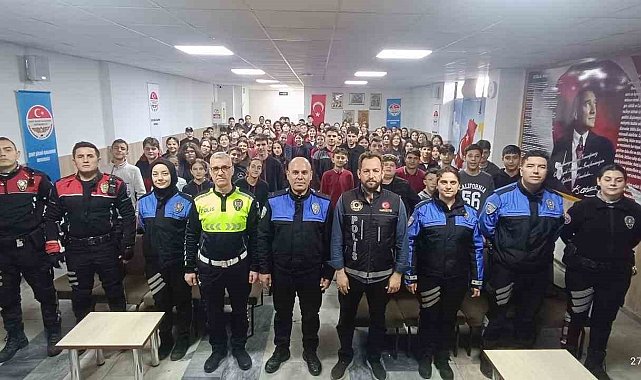 Polis ekiplerinden ortaokul öğrencilerine yönelik eğitim