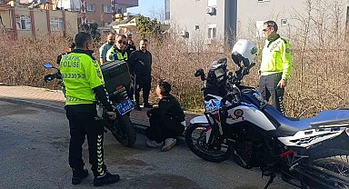 Polisi görünce motosikleti bahçeye atan sürücü ceza yemekten kurtulamadı