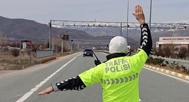 Polisin 'dur' ihtarını uymayan ehliyetsiz sürücüye 542 bin lira ceza