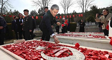 Protokol üyelerinden şehitlik ziyareti