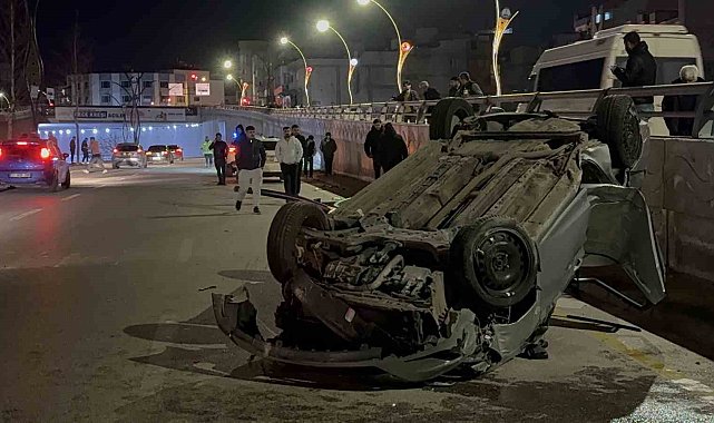 Refüjdeki direğe çarparak karşı şeride geçen otomobil takla attı: 2 yaralı