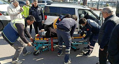 Refüje çarpan otomobil yan yattı: 1 yaralı