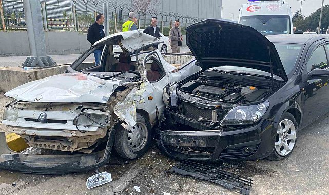 Refüje çarpıp karşı şeride geçen otomobil başka araca çarptı: 1 ölü