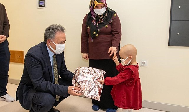 Rektör Akpolat, Onkoloji Hastanesi'ndeki minik hastaları hediyelerle sevindirdi