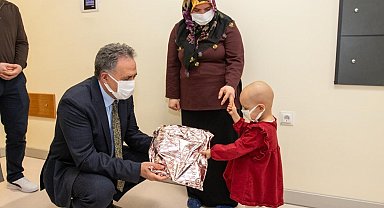 Rektör Akpolat, Onkoloji Hastanesi'ndeki minik hastaları hediyelerle sevindirdi