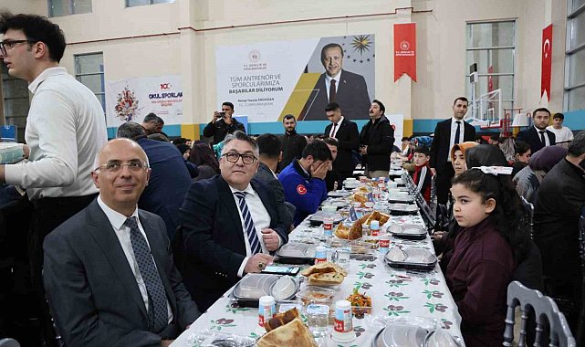 Rektör Özölçer, iftar buluşmasında öğrencilerle bir araya geldi