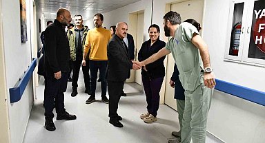 Rektör Sözbir sağlık çalışanları, hasta ve yakınları ile bayramlaştı