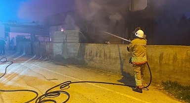 Reyhanlı'da konteyner alevlere teslim oldu