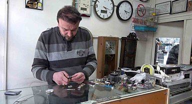 Saatleri 04.17'ye ayarlayan esnafın deprem hatırası