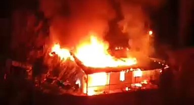 Saimbeyli'de alev alev yanan ev kullanılamaz hale geldi