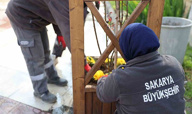 Sakarya'da caddeler, parklar ve camiler bayrama hazır hale geldi