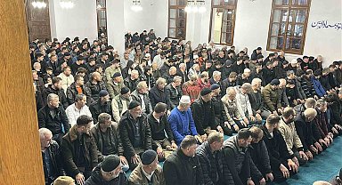 Sakarya'da Kadir Gecesi'nde vatandaşlar camilere akın etti