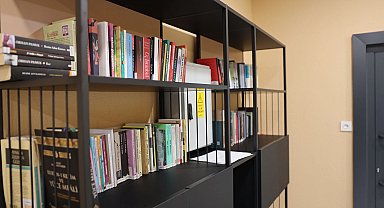 Sakarya'da öğrenciler çamaşırları yıkanırken kitap okuyor