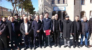 Saldırıya uğrayan okul müdürüne destek verdiler