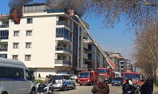 Salihli'de 4 katlı bina alevlere teslim oldu