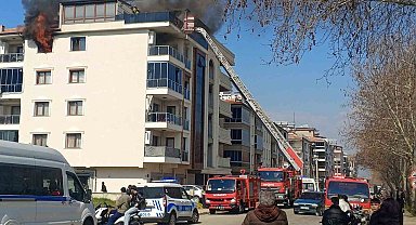 Salihli'de 4 katlı bina alevlere teslim oldu