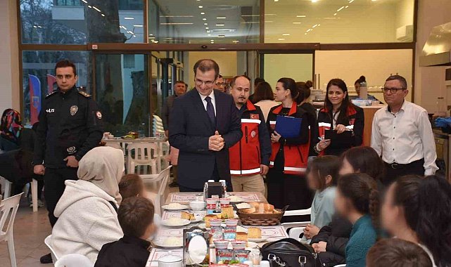 Salihli'de öksüz ve yetimler için gönülleri ısıtan iftar
