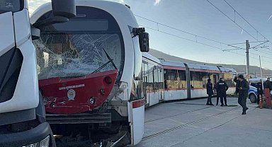 Samsun'da tramvay ile kamyon çarpıştı: 3 yaralı