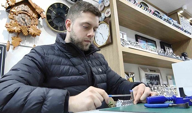 Samsun'un en genç saat tamircisi, zamana ayar veriyor